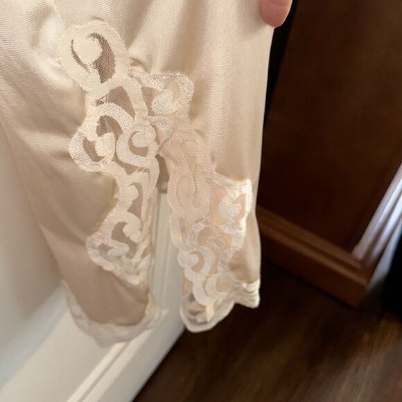 Vintage Cabernet light tan half slip with lace trim - Picture 4 of 7